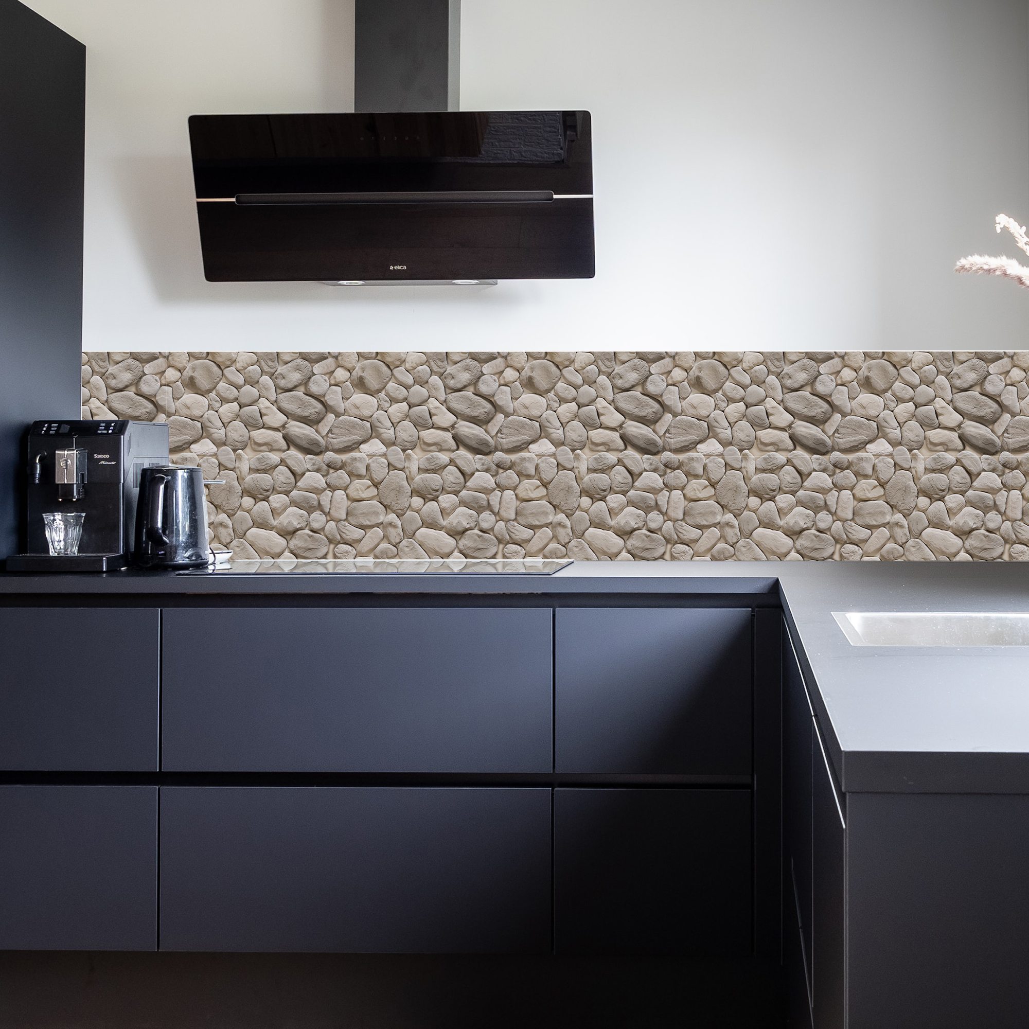03 | Casadart | Vinis Autocolantes, Papel de Parede e Painéis Decorativos Modern black wall-mounted range hood above a dark kitchen counter with a stone-patterned backsplash below a light wall.