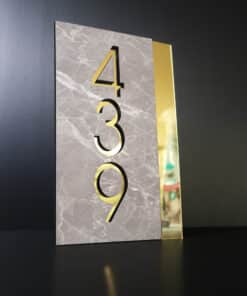 Sinal Numérico Vertical Dourado e Pedra Cinza Etrusca Personalizável