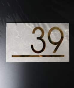 Sinal Numérico Dourado e Pedra Cinza Etrusca Personalizável