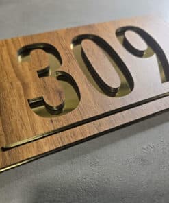 Sinal Numérico efeito Madeira Escura e Dourado Personalizável