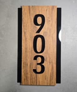 Sinal Numérico Vertical efeito Madeira Escura e Preto Gloss Personalizável