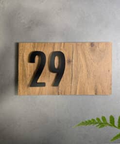 Sinal Numérico Efeito Madeira Escura e Preto Personalizável