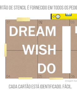 Quadro de cortiça com grandes letras brancas formando DREAM e WISH, presos com fita adesiva amarela e uma régua amarela no topo (imagem ilustrativa).