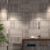 3d66com_775787-NS806-prata-2 | Casadart | Vinis Autocolantes, Papel de Parede e Painéis Decorativos Modern dining area featuring a beige textured tiled wall, a wooden table with white ceramic bowls, and a few plants in view.