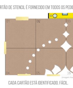 Ilustração de caixas numeradas 01 a 06 com fita amarela e régua amarela, indicando que o cartão de stencil é incluído em todos os pedidos.